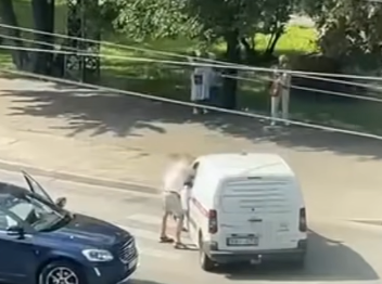 Шокирующее видео: рижский водитель избил другого водителя за неправильный маневр