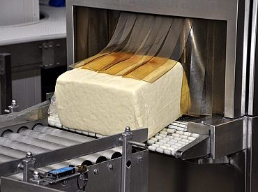 «Сыр со вкусом сыра»: просто клеится наклейка и выдаётся за местный продукт (ВИДЕО)