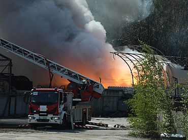 Ugunsdzēsēji turpina darbu Ganību dambī degošajos angāros