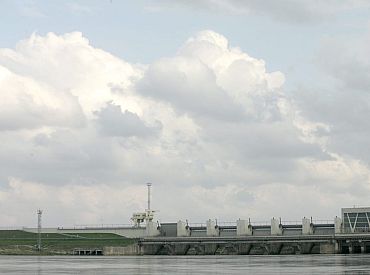 Naktī uz otrdienu slēgs satiksmi uz Rīgas HES tilta