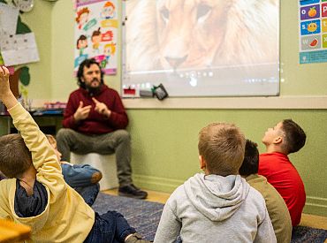 Angļu un latviešu valodas mācības — jau kopš bērnības. Kā un kur mācīties?