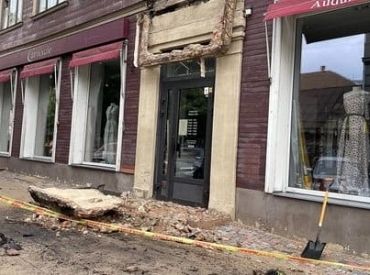 Рухнул балкон жилого дома: прямо на улицу в самом центре Риги