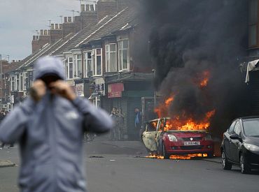 Беспорядки в Британии не утихают. Хулиганы напали на фабрику боевых дронов