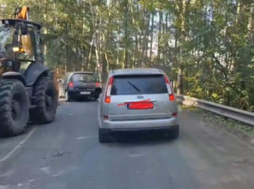 В лобовую — с трактором: агрессивных водителей ловят с помощью дронов (ВИДЕО)