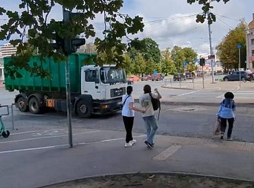 Чудом удалось избежать трагедии: грузовик на опасном перекрестке чуть не сбил женщину (ВИДЕО)