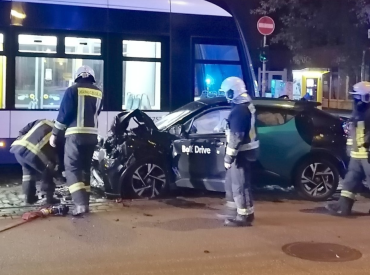 Pārdaugavā nomas automašīnas un tramvaja sadursmē cietuši trīs cilvēki