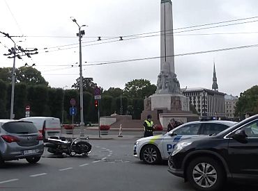 «Возможно, смотрел не на тот светофор»: подробности аварии с участием мотоцикла и троллейбуса в Риге