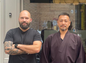 Slavens samurajs pusdieno latviešu restorānā, kurš dodas uz Kannām