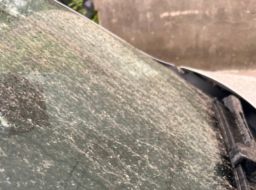 На Латвию обрушились потоки грязи: откуда в дожде взялся песок и пыль?