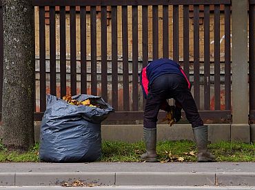 «Увольняют дворников!» Рижан злят неубранные дворы