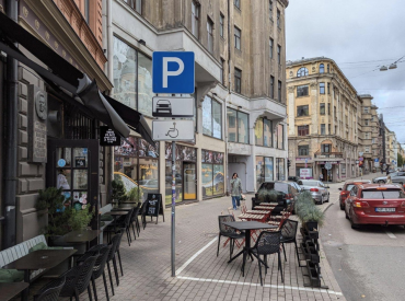 Vai tā drīkstēja? Restorāns Rīgā izvieto galdiņus invalīdu stāvlaukumā