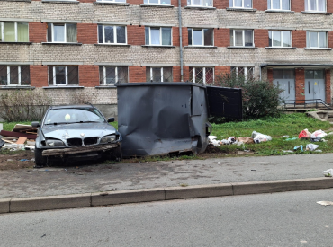 Встретились два мусорника: молодёжь на BMW влетела в контейнер и бросилась врассыпную