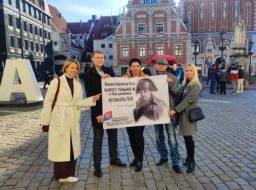 Bailes no pieminekļiem ir slimība! LKS sarīko piketu Rātslaukumā. FOTO, VIDEO