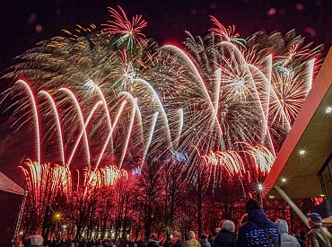 Svinīgās novembra nedēļas nogales Ventspilī: no krāšņas uguņošanas līdz svētku egles iedegšanai