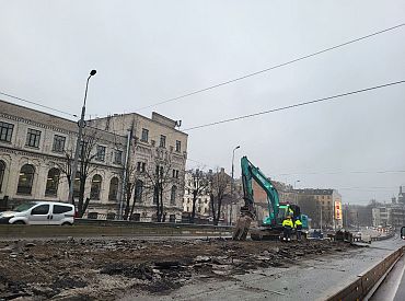 Izdangāts asfalts, armatūras gabali un sastrēgumi: kas darās uz Zemitāna tilta un ne tikai (FOTO)