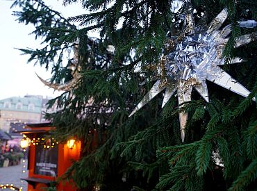 50 евро на бочку, а иначе штраф: на Рождественском базарчике в Риге ввели «пошлину» за фото