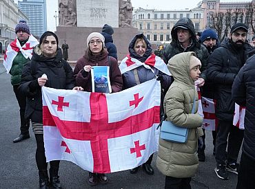 На пикет в поддержку Грузии в Риге у памятника Свободы собралось около ста человек