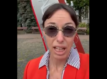 Да сколько же вас здесь? Скандальный блогер нашёл еще одного русскоязычного работника американского посольства