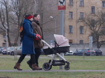 Семья белорусов в Латвии оказалась в бюрократической ловушке: либо паспорт для новорожденной, либо тюрьма