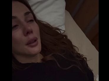 Guļ pie sistēmas un raud: Anna Sedokova nokļūst slimnīcā pēc Jāņa Timmas nāves (VIDEO)