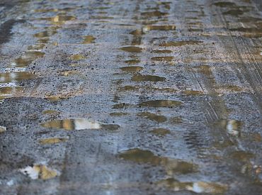 Несколько сотен участков гравийных дорог повреждены из-за распутицы