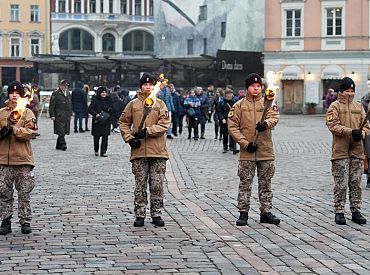 Зажгли памятный костёр: как на Домской площади вспоминают баррикады 1991 года. ФОТО
