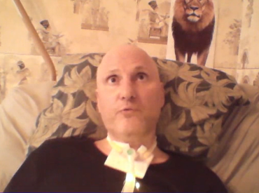 Выносят только из дома, а обратно — как хочешь: лежачего пациента оставили под дождем