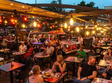 На этом месте теперь пустота: в Старой Риге закрылось кафе Rockabilly House на площади Ливу