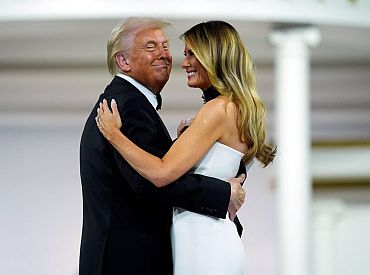 Конфликт Дональда Трампа и Мелании перед камерами: скандальное видео взорвало соцсети