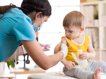 «Я понимаю, что отказ грозит смертью ребенка»: новые правила вакцинации вызвали опасения и бурную реакцию