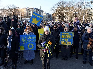 Rīgā pulcējas pie Brīvības pieminekļa Ukrainas atbalstam