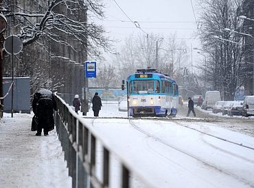 Pētersalā aizturēts vīrietis par vicināšanos ar nazi un uzbrukumu trolejbusa vadītājam