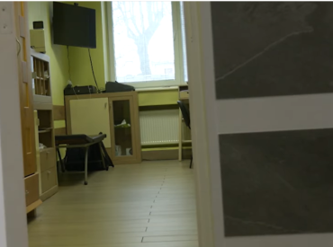 Его даже нет в кабинете! Лиепайский травматолог принимает пациентов через экран, пока сам занимается спортом