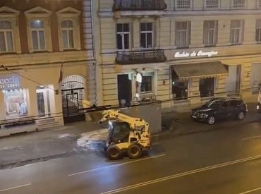 В Риге тракторы вывозят практически отсутствующий снег — придется ли жителям за это платить?