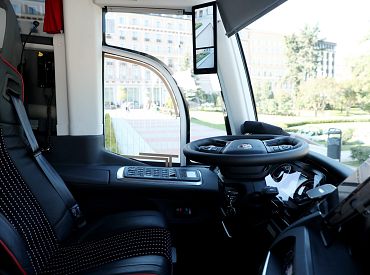 Aculiecinieka ziņojums palīdz apturēt ļoti stiprā reibumā stūrējošu autobusa vadītāju
