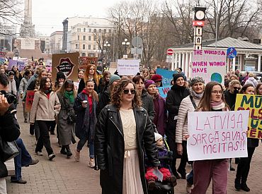 В шествии за женскую солидарность в Риге приняли участие около 200 человек