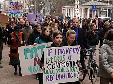 Sieviešu solidaritātes gājienā Rīgā piedalījās ap 200 cilvēkiem