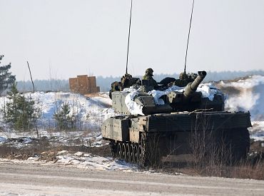 Запчасти из Европы везут в Канаду, а уже оттуда в Латвию: проблемы канадской бригады в Адажи