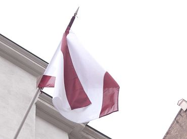 У латвийского флага есть альтернативные версии? Людей возмутил красно-бело-красный символ