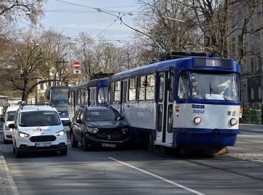 Трамвай и машина не смогли поделить рельсы в Пардаугаве: движение транспорта было парализовано