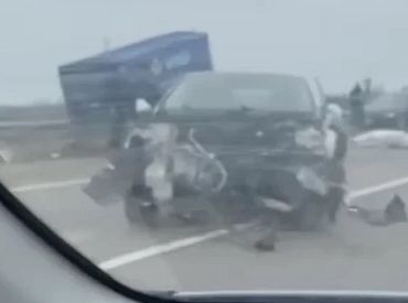 На шоссе вдоль Рижского водохранилища столкнулись четыре автомобиля (ВИДЕО)