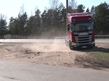 Съезжают по газону: чтобы срезать 800 метров, водители массово нарушают ПДД на трассе под Ригой