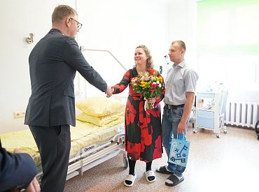 Тимофею, Артему и Ксении: Кирсис подарил родившейся в Риге тройне по ложечке