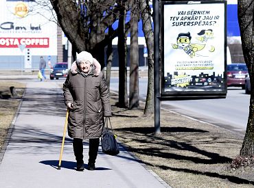 Saistībā ar Lieldienu brīvdienām pensijas un pabalstus ar piegādi dzīvesvietā izmaksās ātrāk