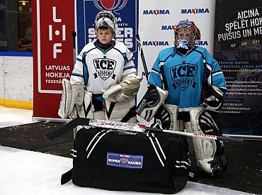 «Maxima Latvija» astoņām sporta skolām dāvinājusi hokeja vārtsarga ekipējumu