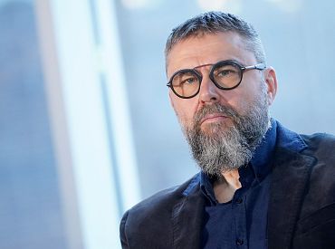 «Cам по себе русский язык не является злом. Но те, кто его используют, несут зло»: Кайришc о своей новой постановке