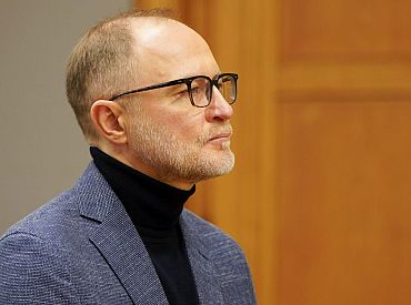 Сначала пусть заслужат? Министр приостановил закупку парадных сабель для офицеров