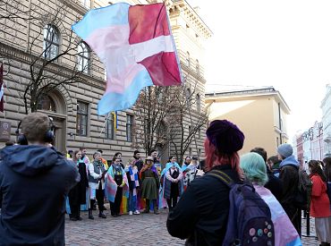 К государственному флагу пришили какую-то тряпку! Вейдемане ругает полицию за бездействие