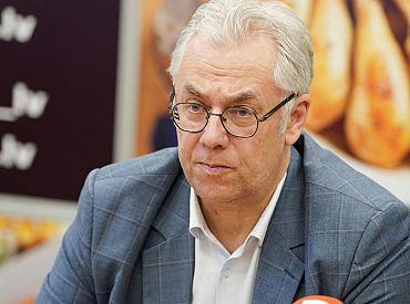 Выступает с лекциями о кино и коллекционирует кирпичи: тайная жизнь Юрия Перевощикова