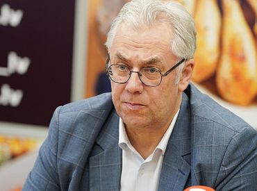 Выступает с лекциями о кино и коллекционирует кирпичи: тайная жизнь Юрия Перевощикова
